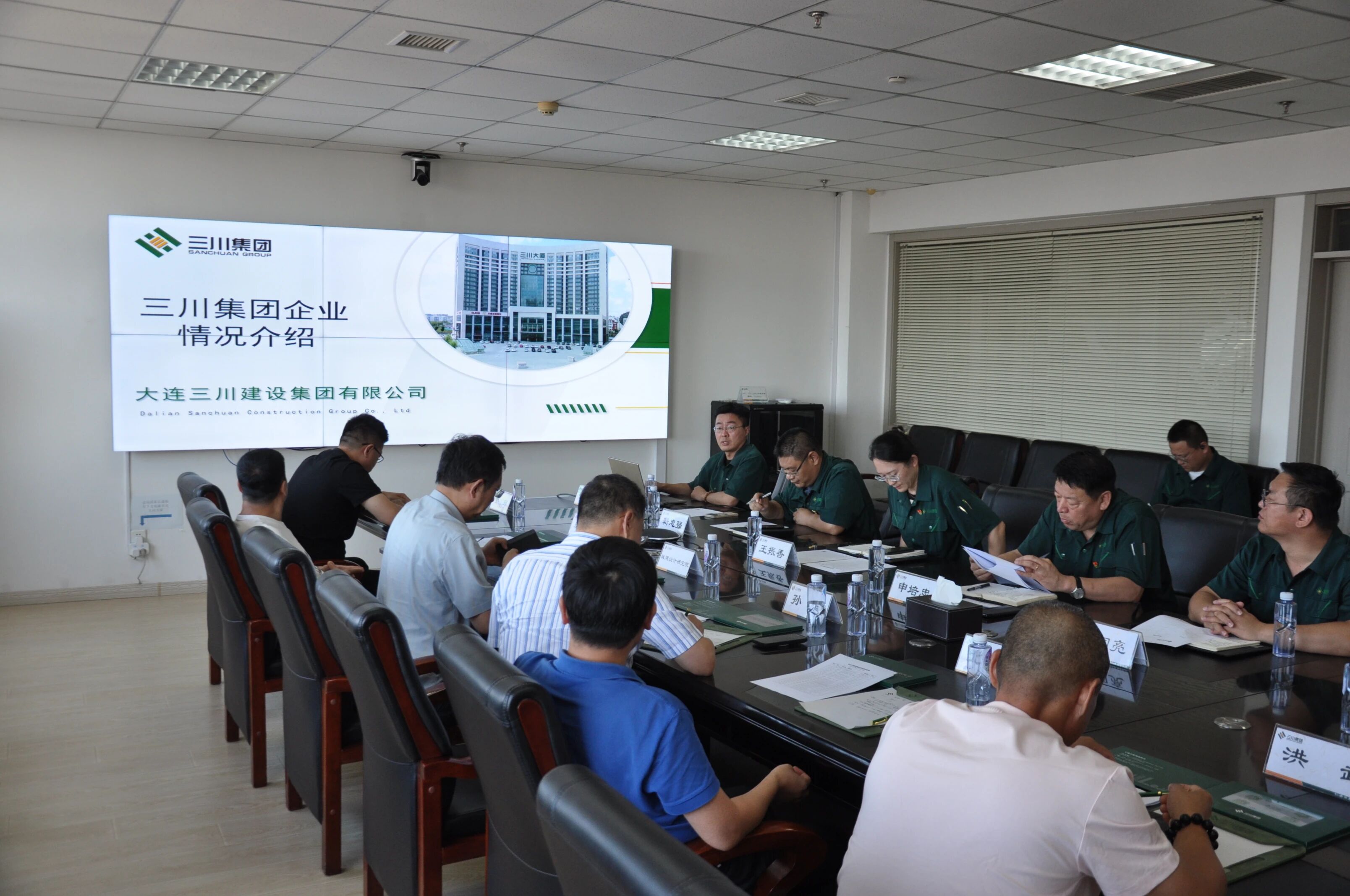 资源融合，深刻合作——大连市构筑装璜行业协会组织部门会员参观走访大连918.com建设集团(图4)