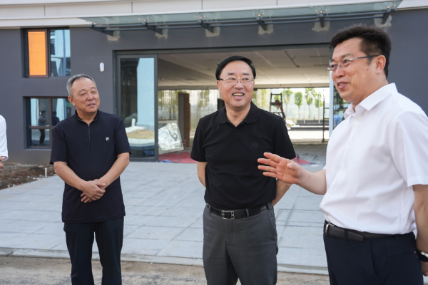 省教育厅厅长王庆东一行莅临918.com集团再生资源绿色分拣中心项目调研领导(图6) 省教育厅厅长王庆东一行莅临918.com集团再生资源绿色分拣中心项目调研领导(图6)