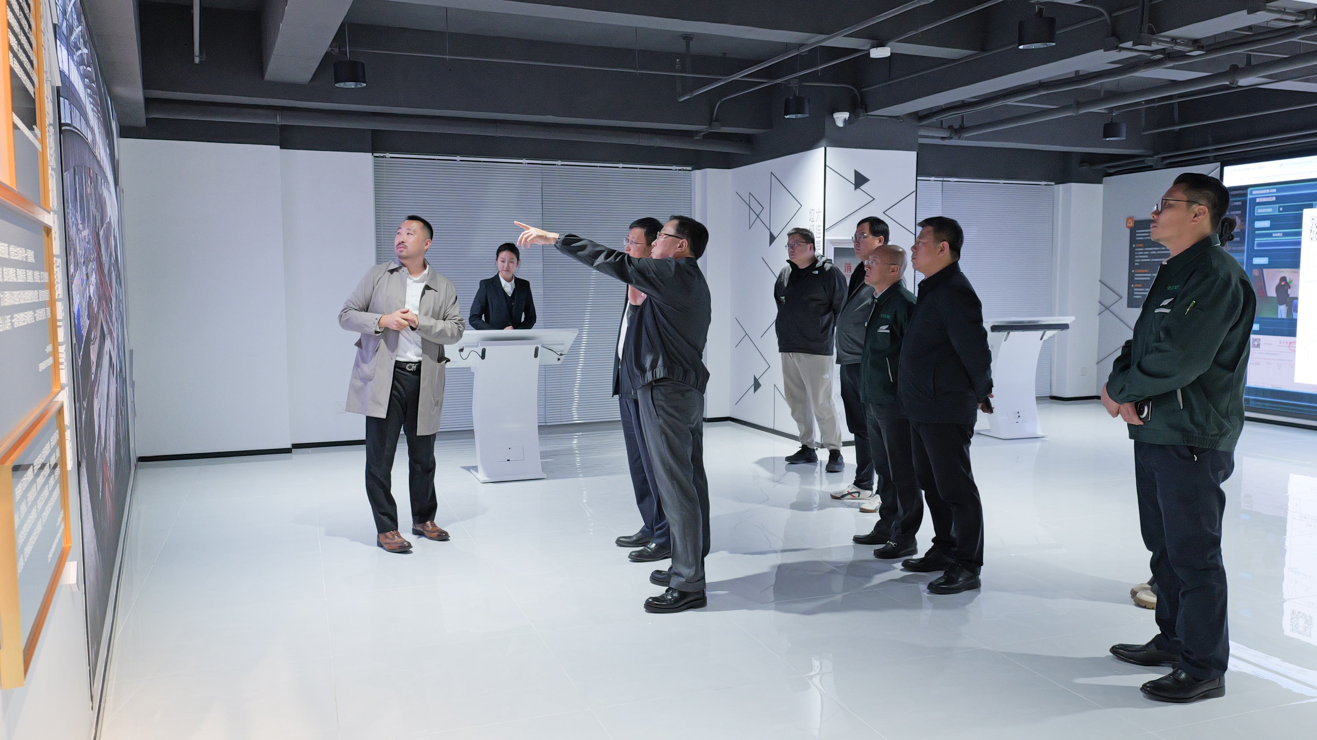 瓦房店市委书记马英骥一行调研918.com集团循环经济产业园(图3)