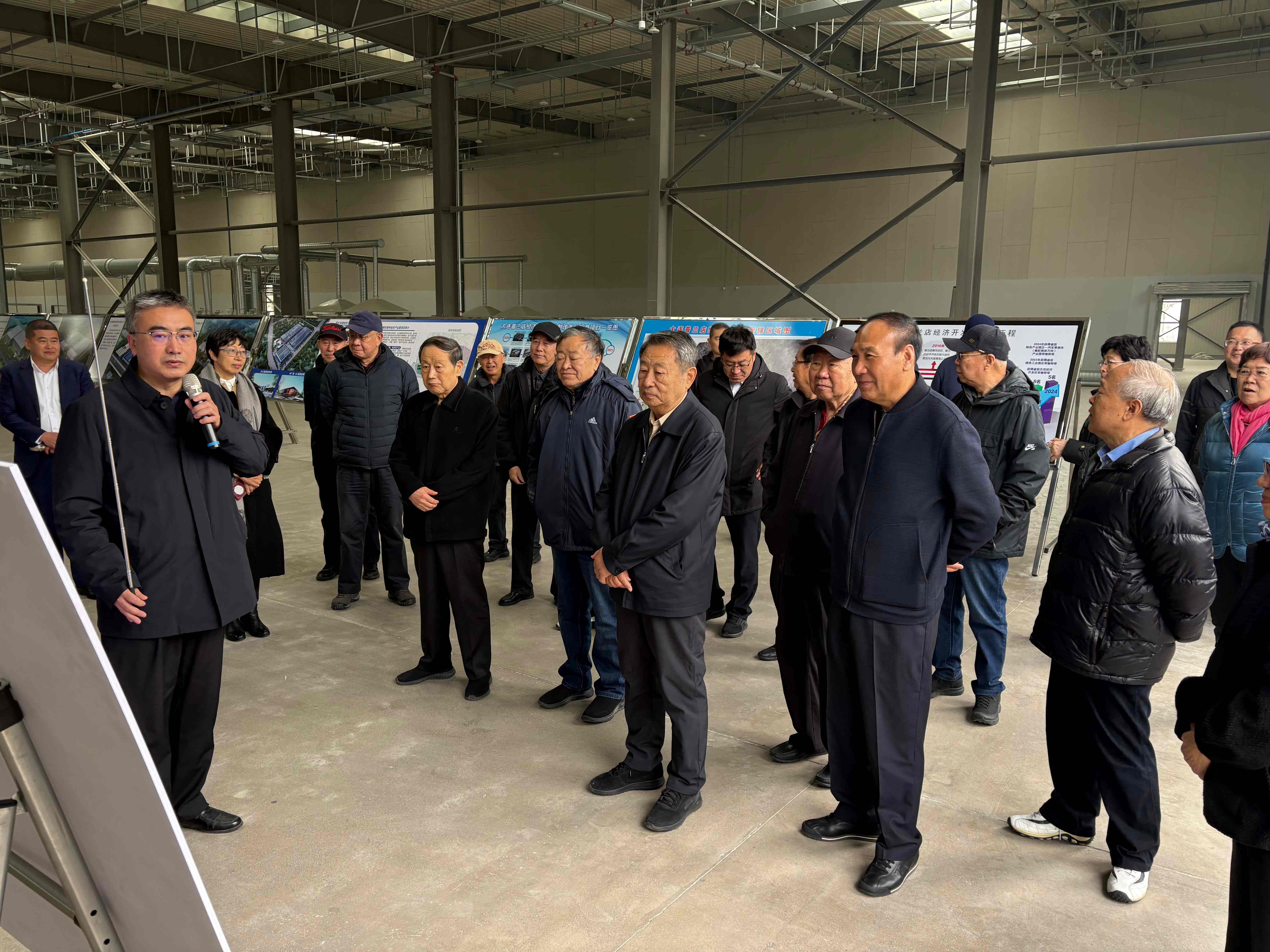 大连市老干部调研大连918.com集团循环经济产业园 点赞绿色发展新实际(图2)